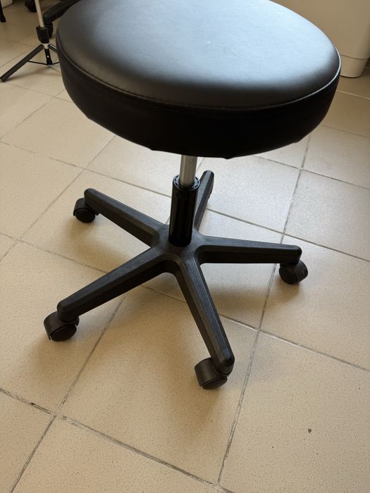 Стул на колесиках