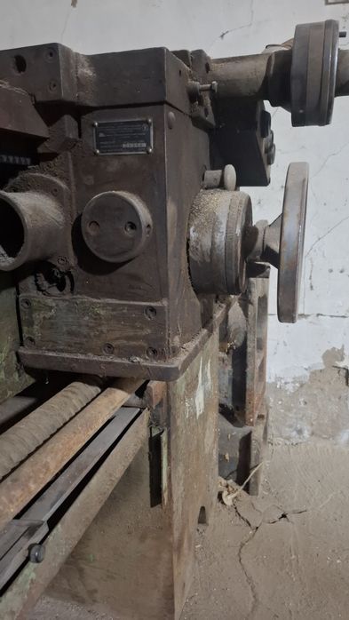 Токарный станок   в рабочем состоянии