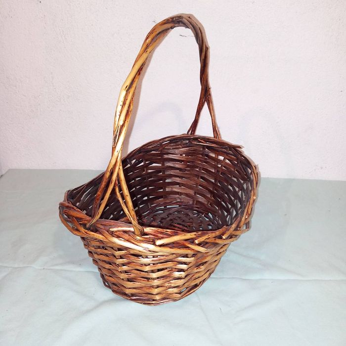 Плетена кошница ретро