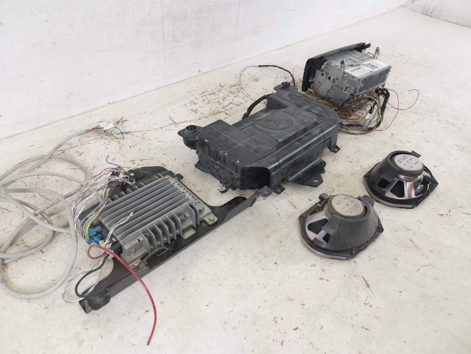 Amplificator Audio Cu Subwoofer Si Unitate Radio Mazda  3 BK 2003 2004