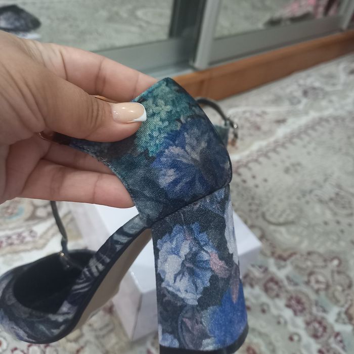 Продам босоножки