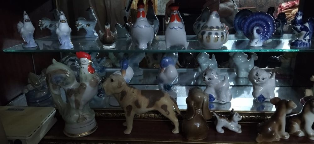 Статуэтки фарфоровые и другие