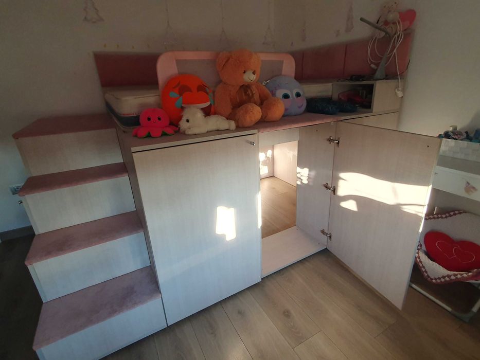 Mobila dormitor formata din pat inaltat cu camera secreta, spatii dulap haine si 2x rafturi perete inalte