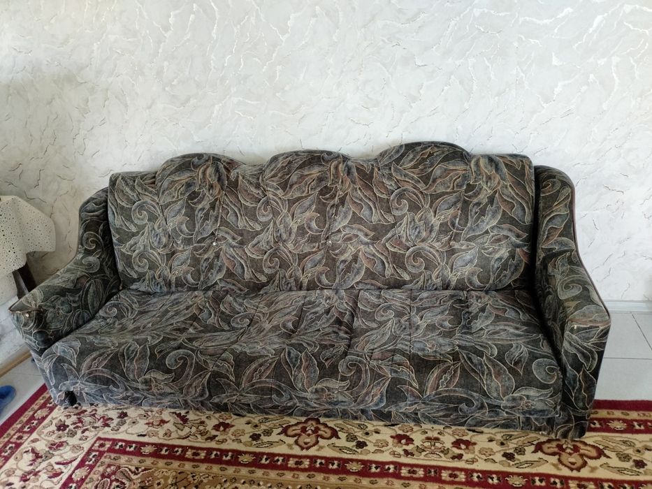 Диван и 2 кресла черного цвета.