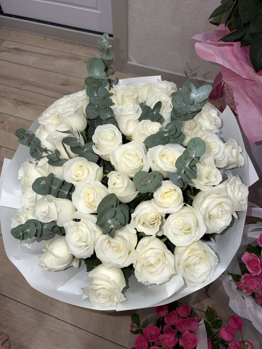 Белые голландские розы