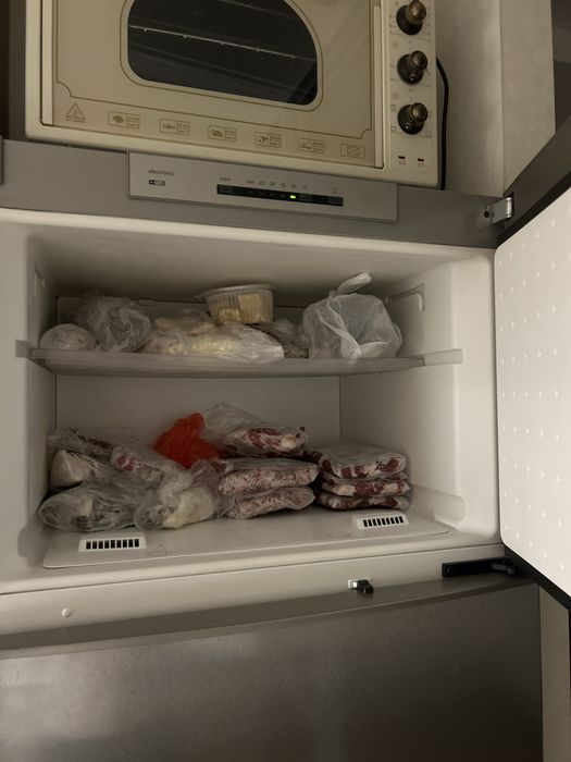 Холодильник с морозильной камерой