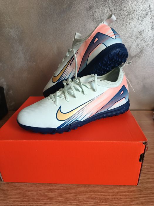 Ghete fotbal sala:NIKE SI PUMA MARIMEA 38 SI 39.NOI .PRET 80 LEI  perechea.