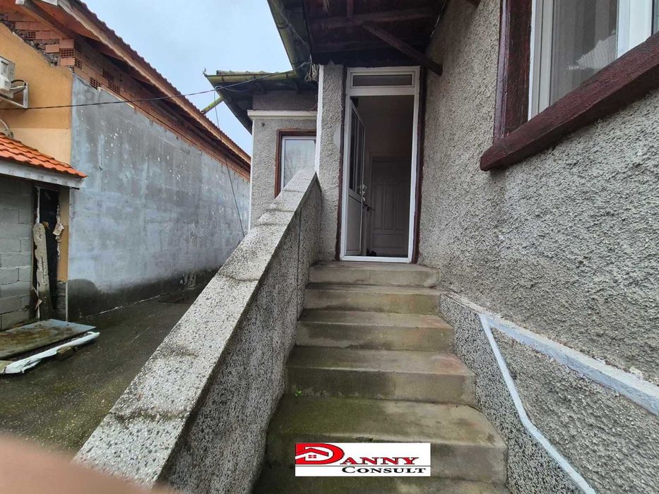 Къща с двор и гараж в гр. Павликени