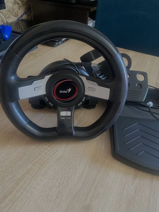 Игровой руль Genius с педалями