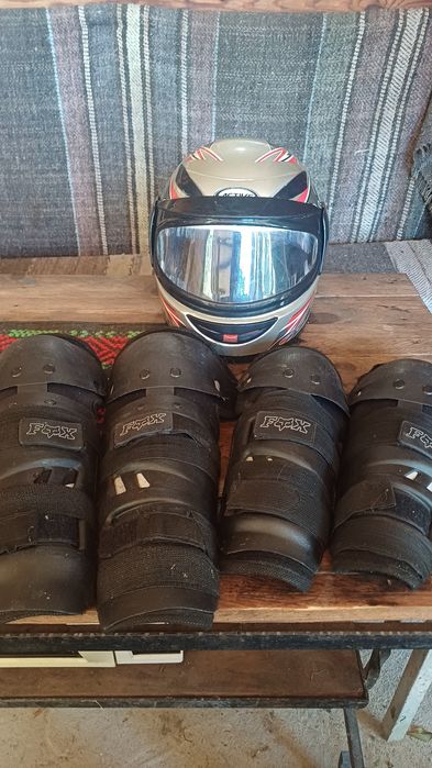 Комплект каска и наколенки за пистов мотор