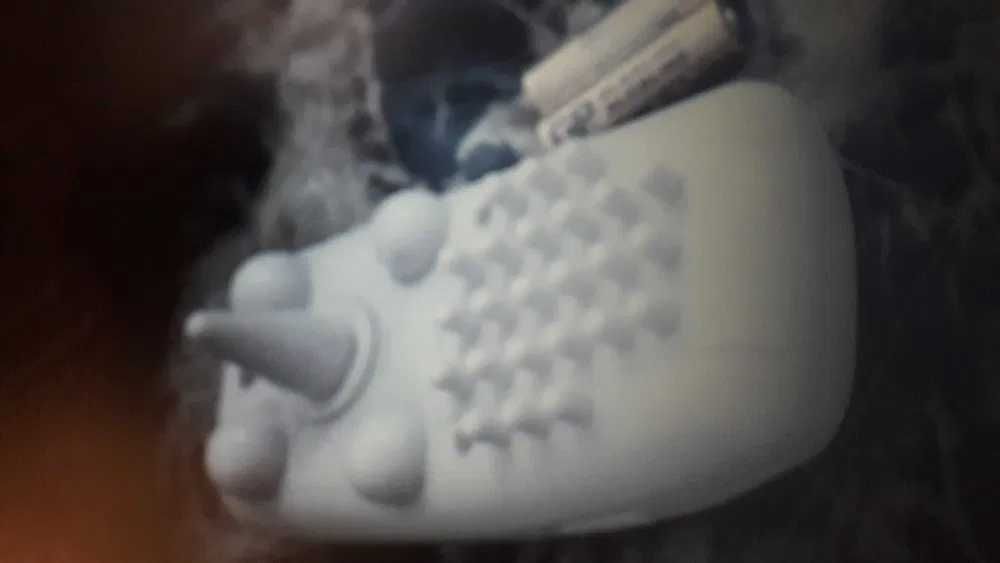 Масажор за тяло работи с две батерии.