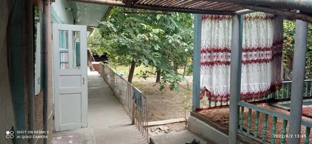 Паркентда Уй сотилади,  йу́л ёкасида