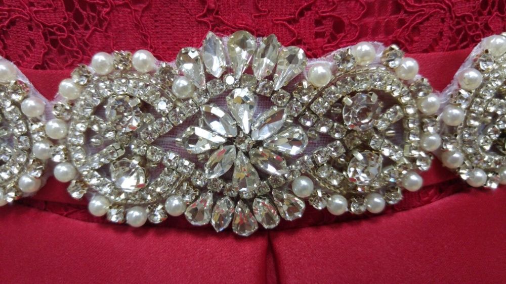 Красное вечернее платье