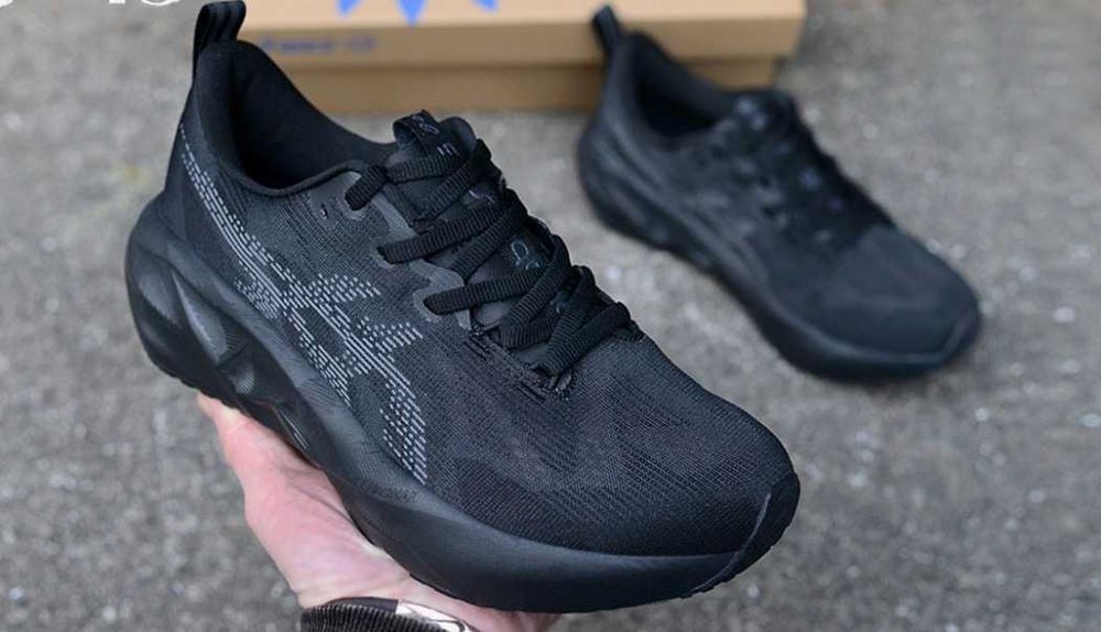 Продавам нови мъжки маратонки с кутия ASICS Novablast 5 Black/Carrier Grey