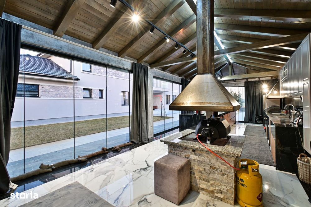 Vila de lux design deosebit, piscina, sistem fotovoltaic cu baterii.