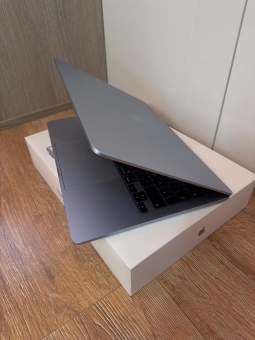 Macbook Air 13 Inch / Procesor M4 / 16 cu 256 GB / 10 Cicluri / NOU