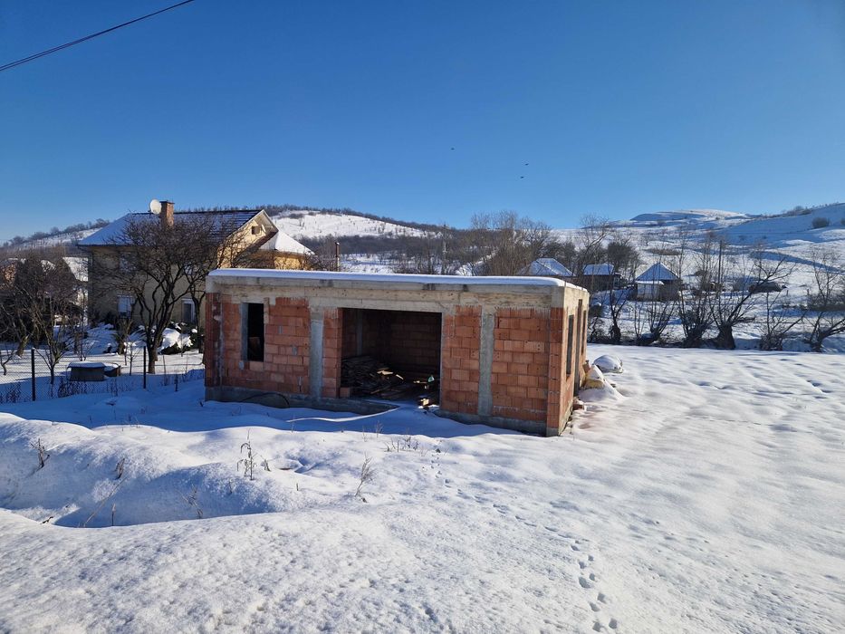 Casa de vanzare la rosu.