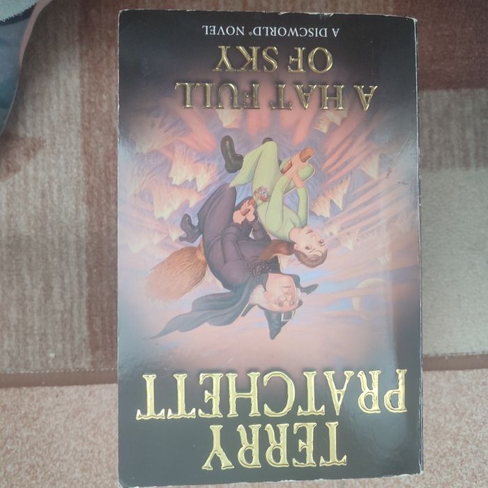 A Hat Full of Sky (Тери Пратчет)-  на английски език;