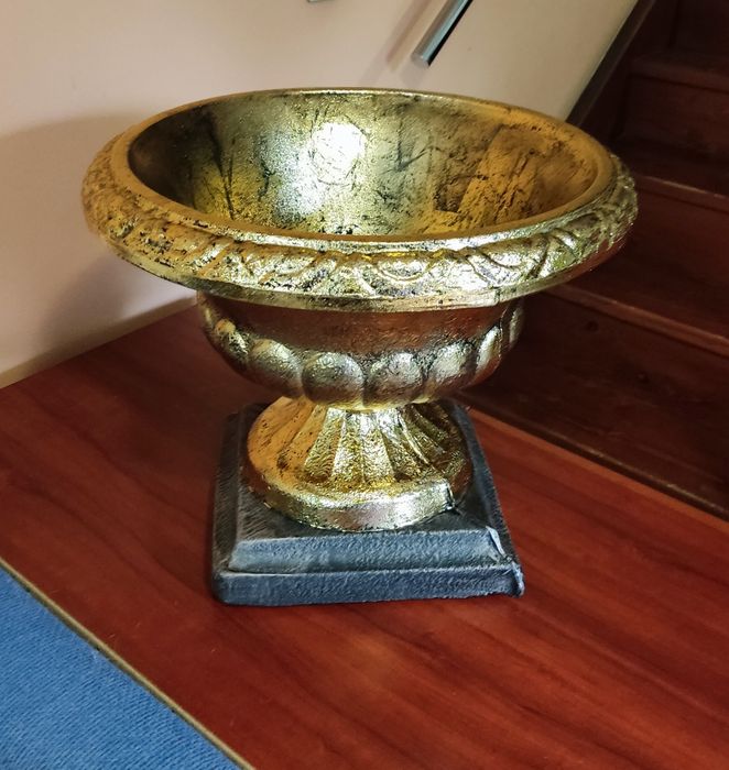 Декоративна кашпа ваза със златно фолио!