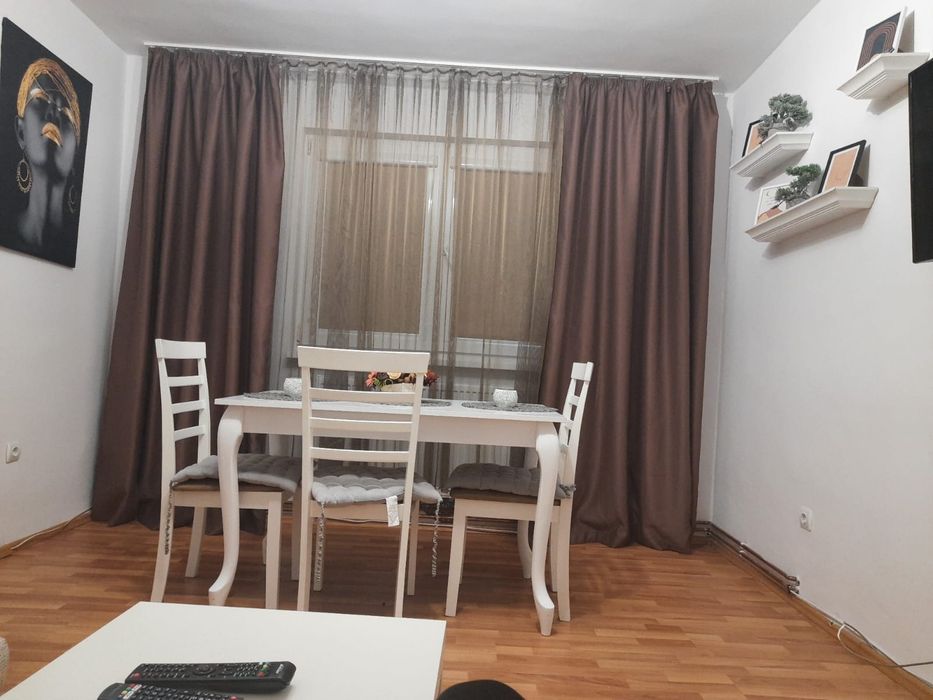 Închiriez apartament