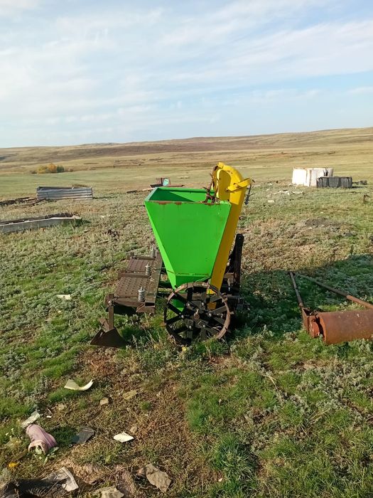 Продам культиватор и картофелесажалку