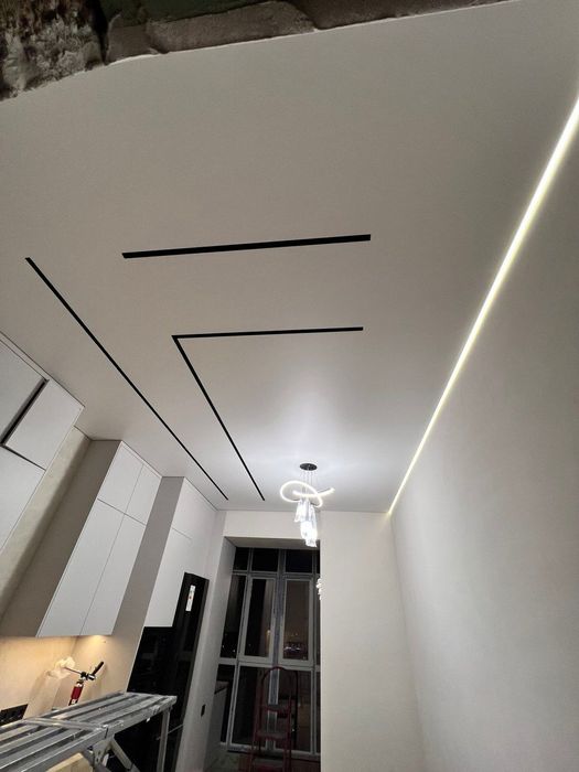 Натяжные потолки и декор панели