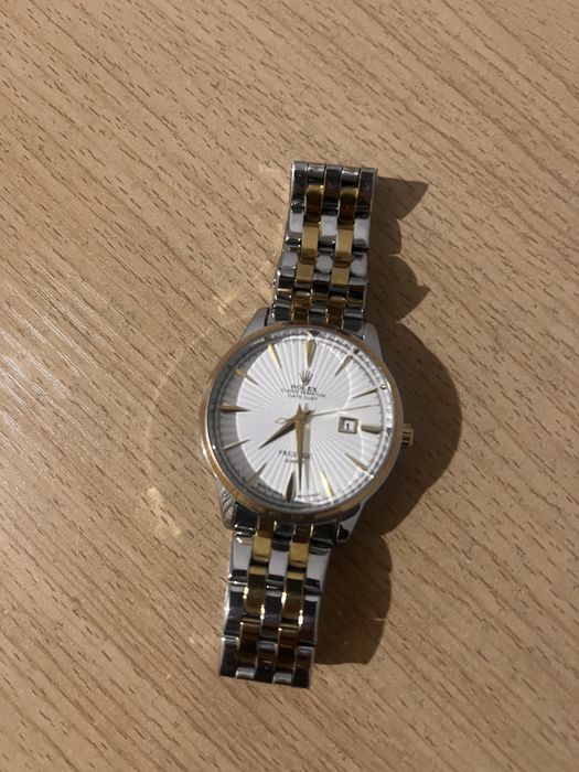 Продам 2 часы общий 25000тг уступка будет