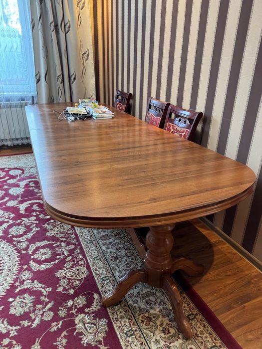 Стол деревянный.