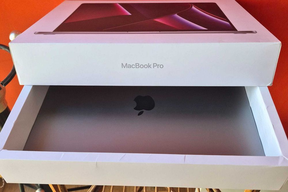 MacBook Pro 16" M2 PRO 12-core CPU, 19-core GPU, 16GB RAM, 512GB SSD (ползван 2 месеца)