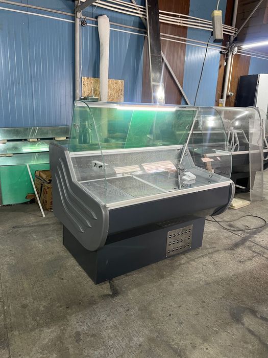 Vitrina frigorifica mezeluro cu geam curbat