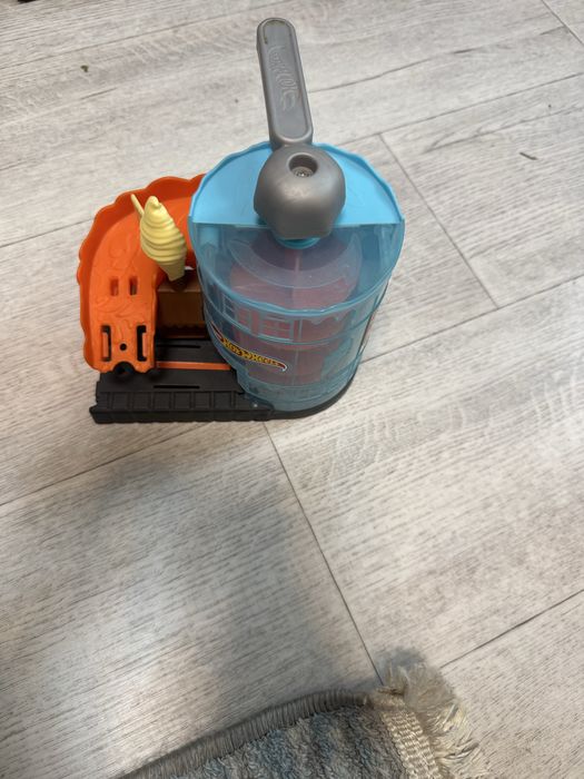 Продам 5 треков hot wheels