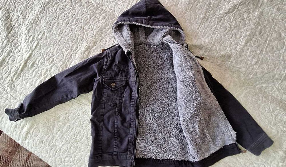 Куртка джинсовка с утеплением на 7-8 лет.