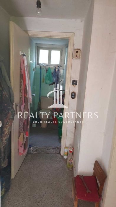 Двуетажна масивна къща с голям двор в китното село Туроковци