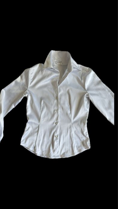 Сатенена бяла риза.