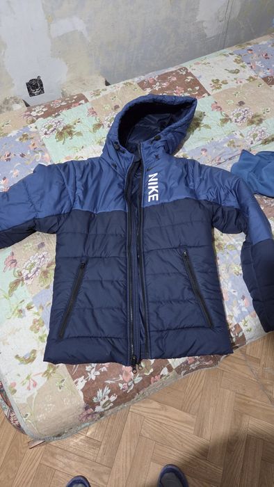 Продам куртку Nike