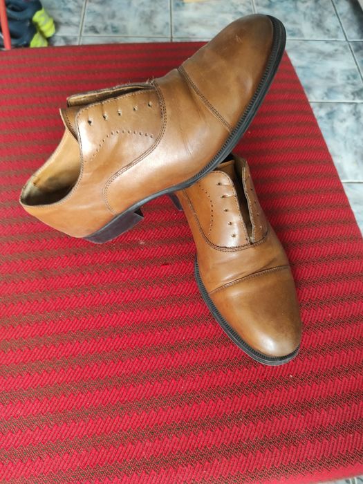 Pantofi Zara din piele numărul 42. 
Foarte practici, comozi și foarte ușori.