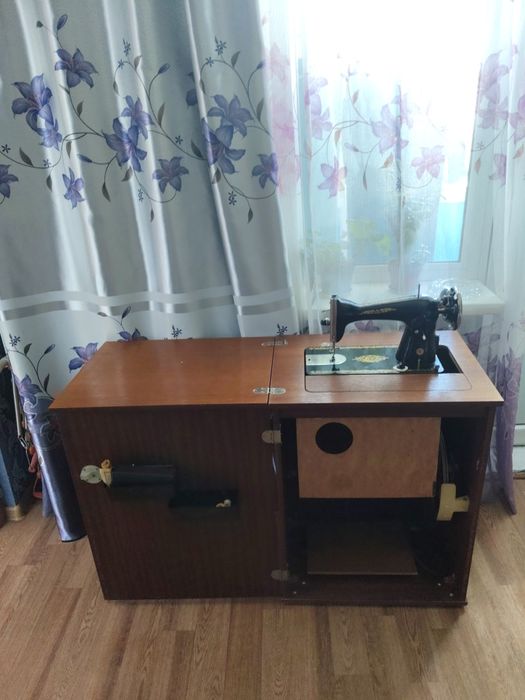 Швейная машинка с тумбой