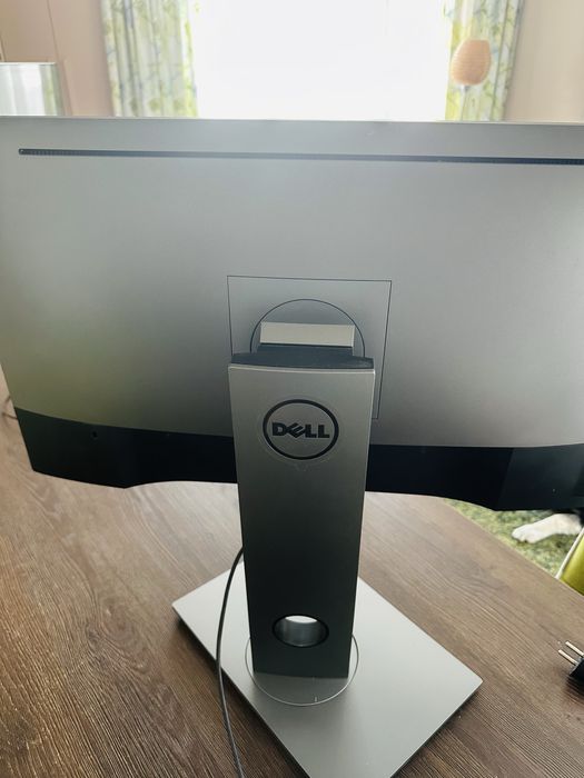 Професионален монитор Dell с регулируема стойка – перфектно състояние