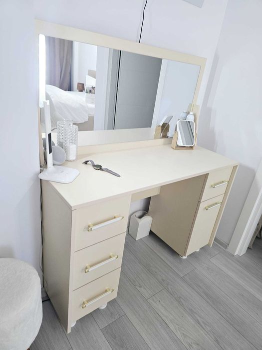 set mobilier elegant -  masa de machiaj cu oglinda + 2 noptiere , stare impecabila