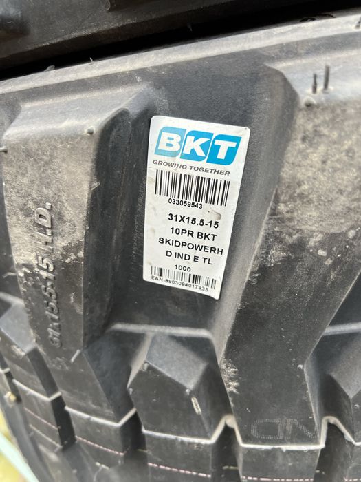 Vând cauciucuri BKT NOI 31x15.5-15 H.D.