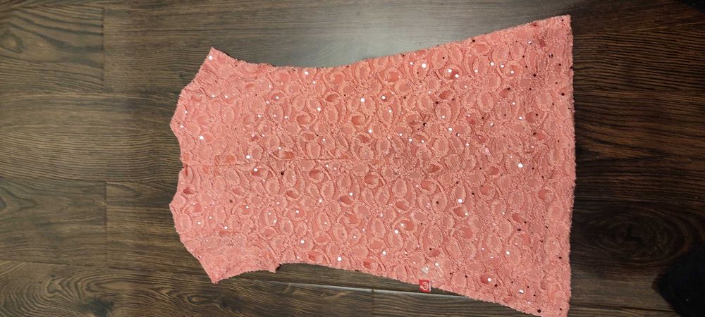 Платье розовое с пойетками на 5-6 лет новое