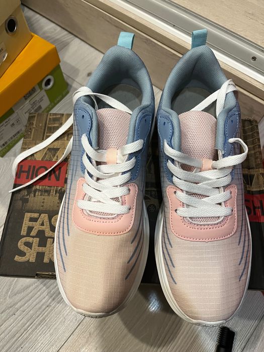 Продам кроссовки женские