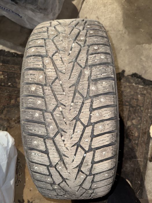 Продам шипованную зимнюю резину nokian 225/55 r17