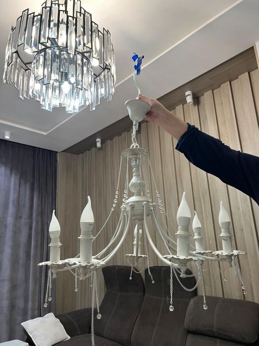 люстра б/у бежевого цвета