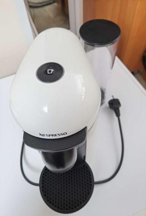 Кафемашина с капсули Nespresso VERTUO Plus GCB2