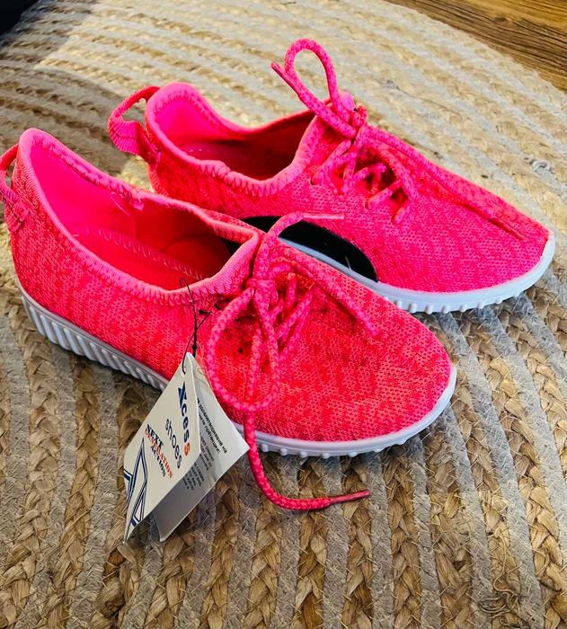 Продавам нови детски обувки