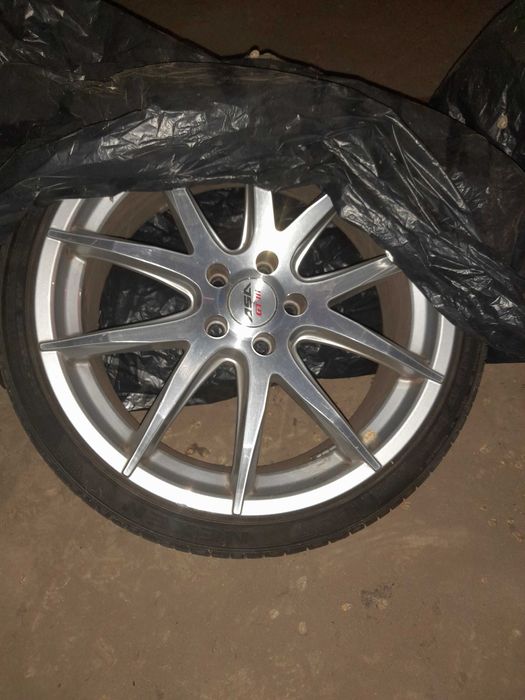 Jante plus cauciucuri de vară, mărimea 235/35ZR19. Dot 2024. Cauciucurile si jantele sunt impecabile. Nu sunt strâmbe sau sudate. Pt fi probate!