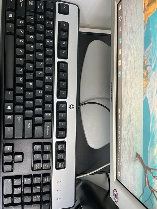 Настолен компютър HP Compaq с монитор, клавиатура и мишка