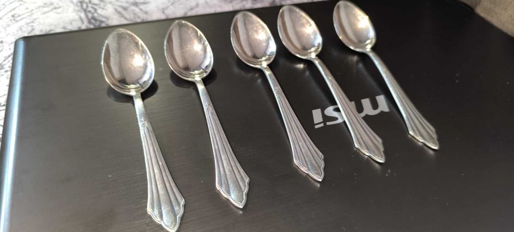 Продават се комплект от 5 дълбоко посребрени лъжички за кафе.