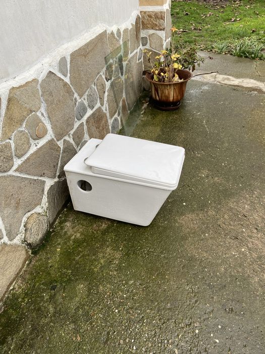 Мивки .Тоалетна чиния и казанчета..